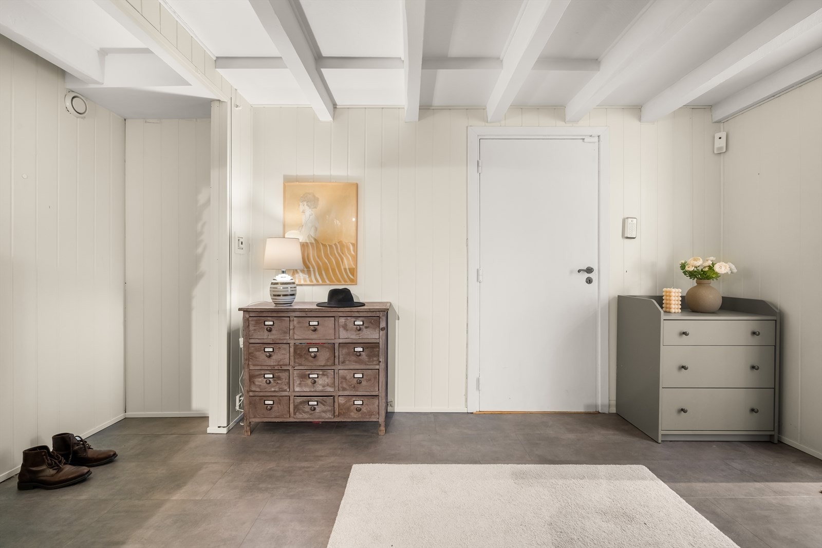 Det er god plass til yttertøy og sko i gangen Galleribilde