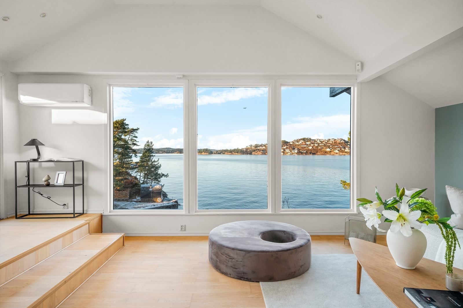Fra stuen kan du nyte en fantastisk sjøutsikt over Grimstadfjorden. Galleribilde
