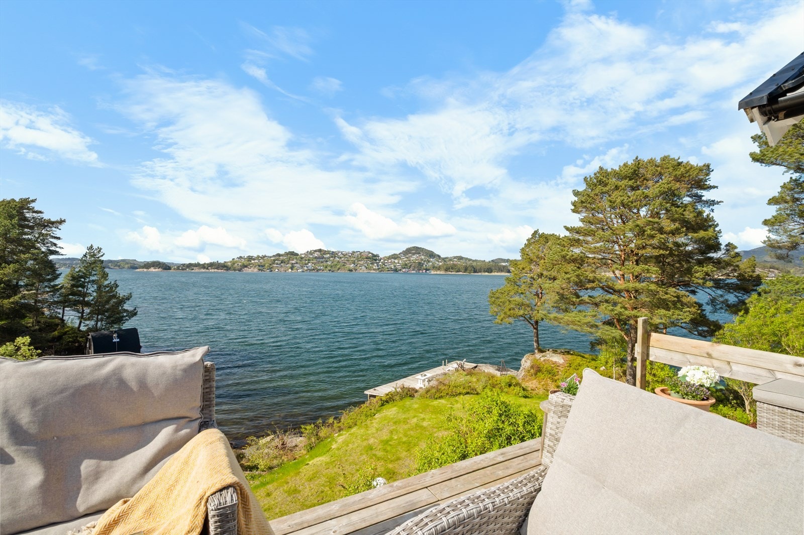 Fra terrasse er det trapp ned til boligens hage Galleribilde
