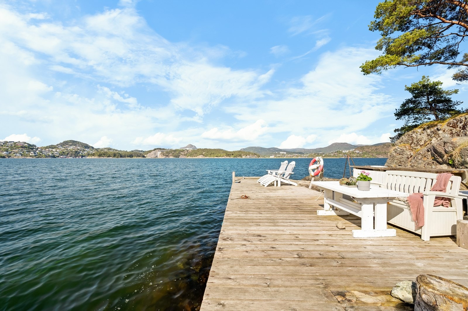Grimstadholmen 115 er en sjelden perle av en sjøtomt med optimale solforhold. Det medfølger egen brygg med båtplass! Galleribilde