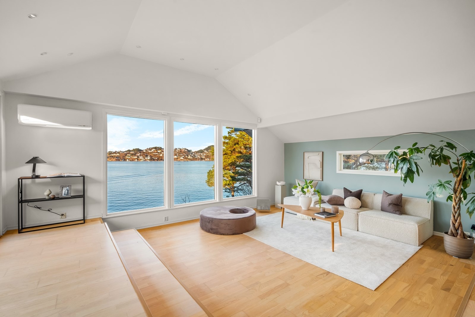 I boligens stue er det god plass til å innrede med flere sittegrupper Galleribilde