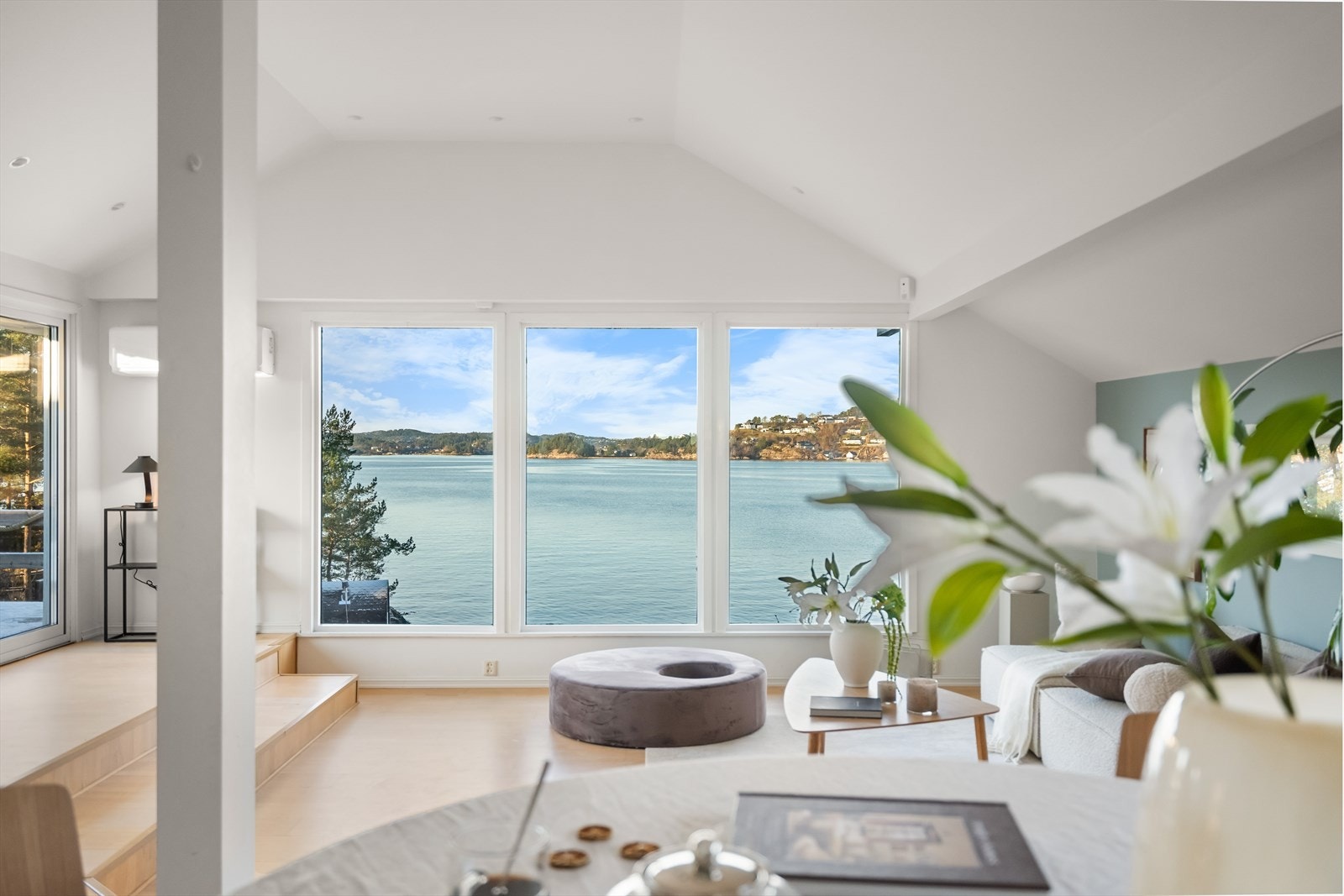 Svært lys og innbydende stue. Galleribilde