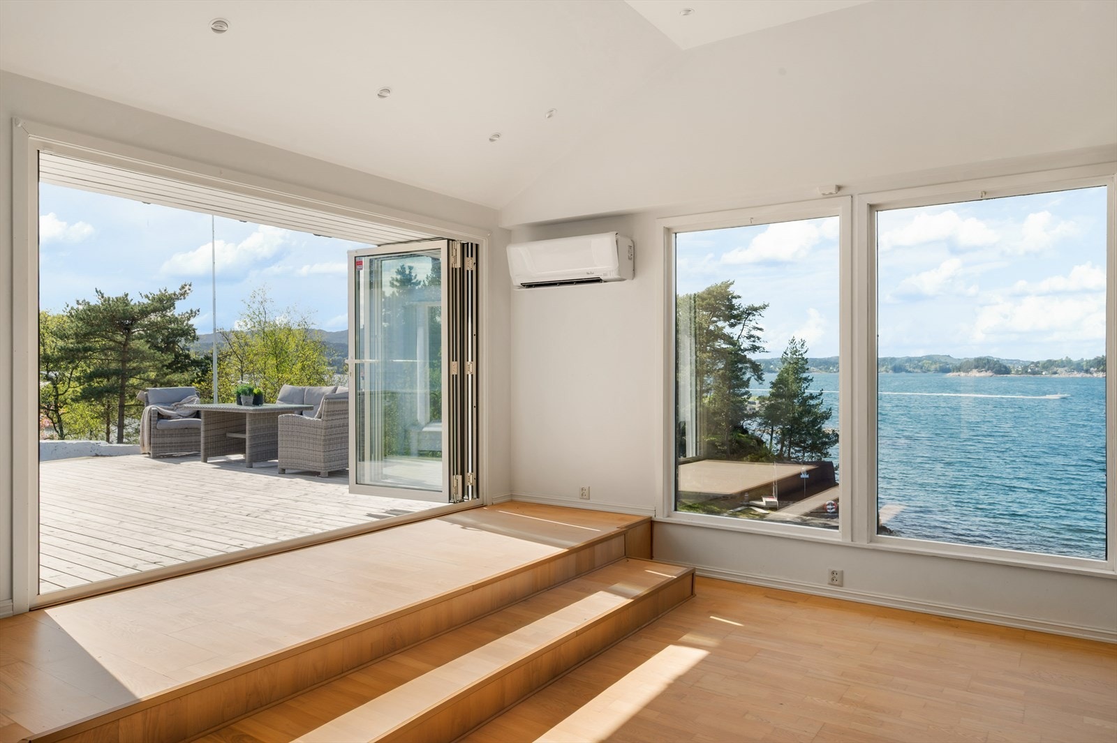 Fra stue er det utgang til en stor terrasse på 38 m² Galleribilde