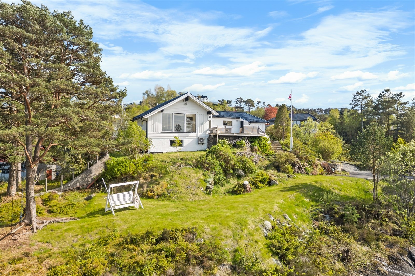 Her kan man nyte fine solskinnsdager i maritime omgivelser Galleribilde