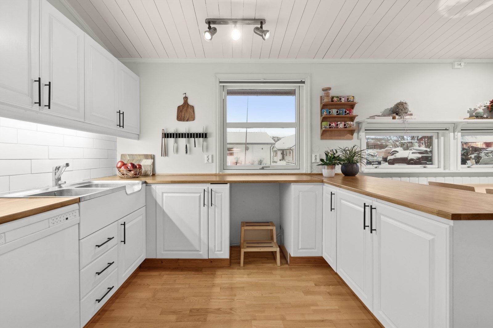 Innredningen har integrerte hvitevarer som stekeovn og koketopp, og avsatt plass til oppvaskmaskin og kjøl/fryseskap. Galleribilde