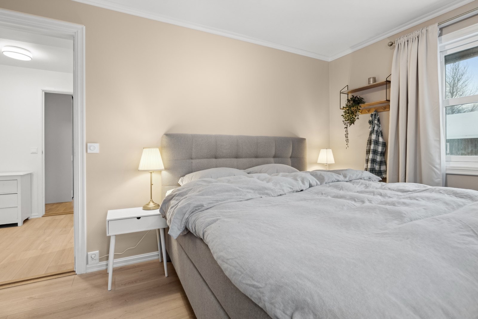 Etasjen har tre soverom av god størrelse, alle med plass til senger og oppbevaringsmøblement. Galleribilde