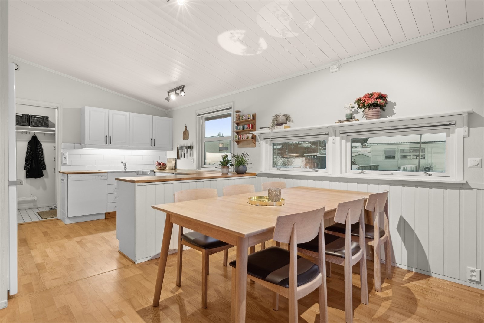 Kjøkkenet ligger i delvis åpen løsning med stuen. Galleribilde