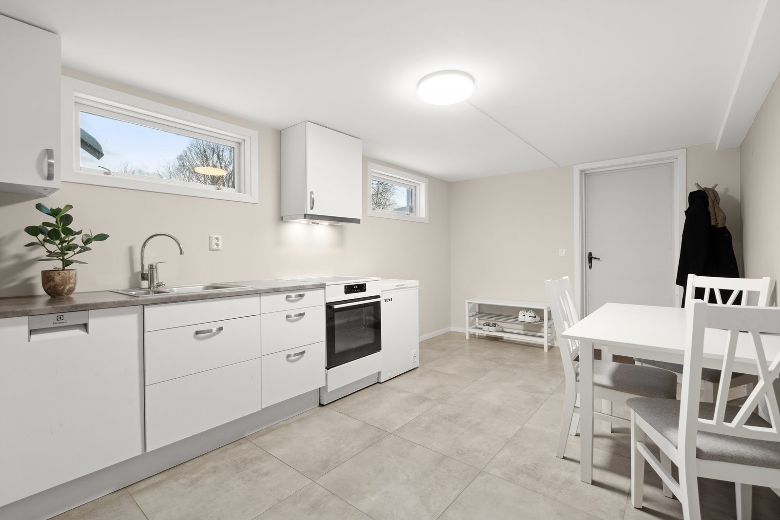 Kjelleretasjen består av gang, kjøkken, toalettrom , badstue, bad, vaskerom og to rom innredet som soverom. Galleribilde