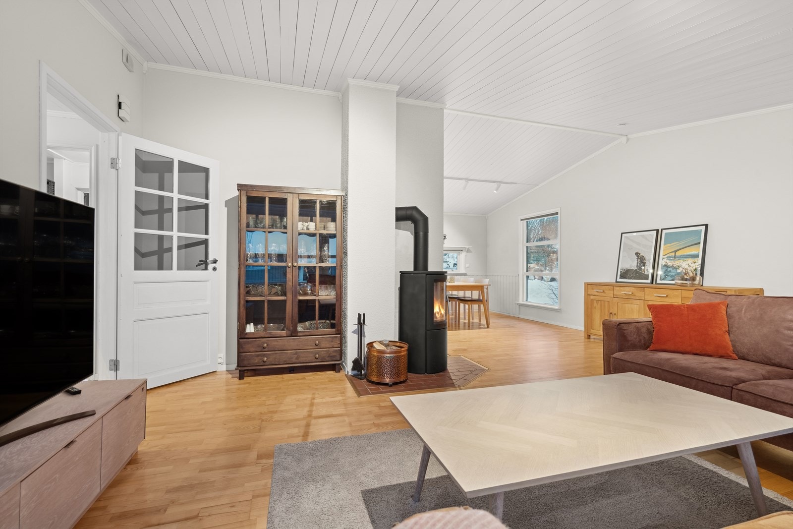 Det er en flott peisovn i stuen som gir ekstra varme og kos på kalde dager. Galleribilde