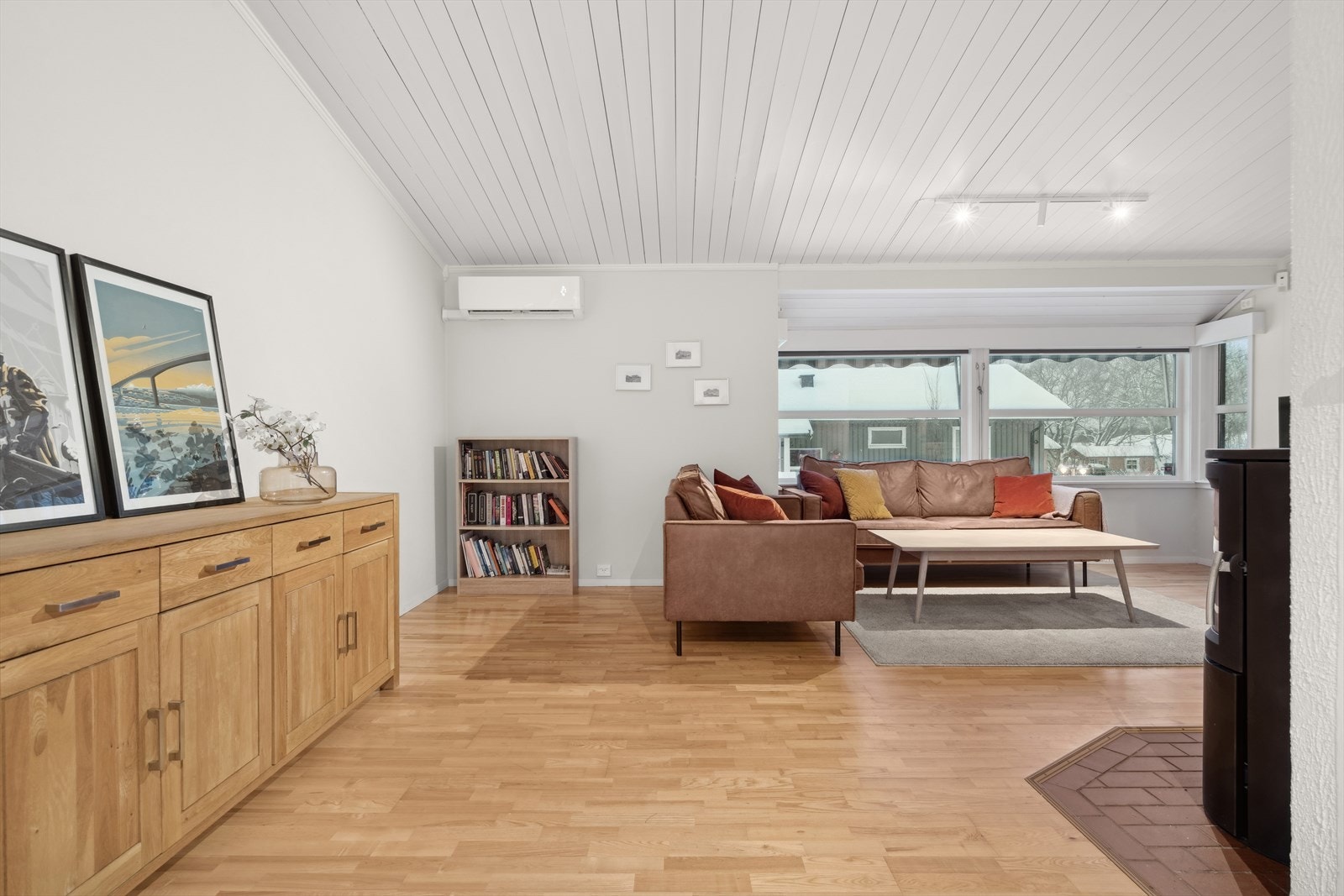 Generøs takhøyde og skrå himling gir god atmosfære i rommet. Galleribilde