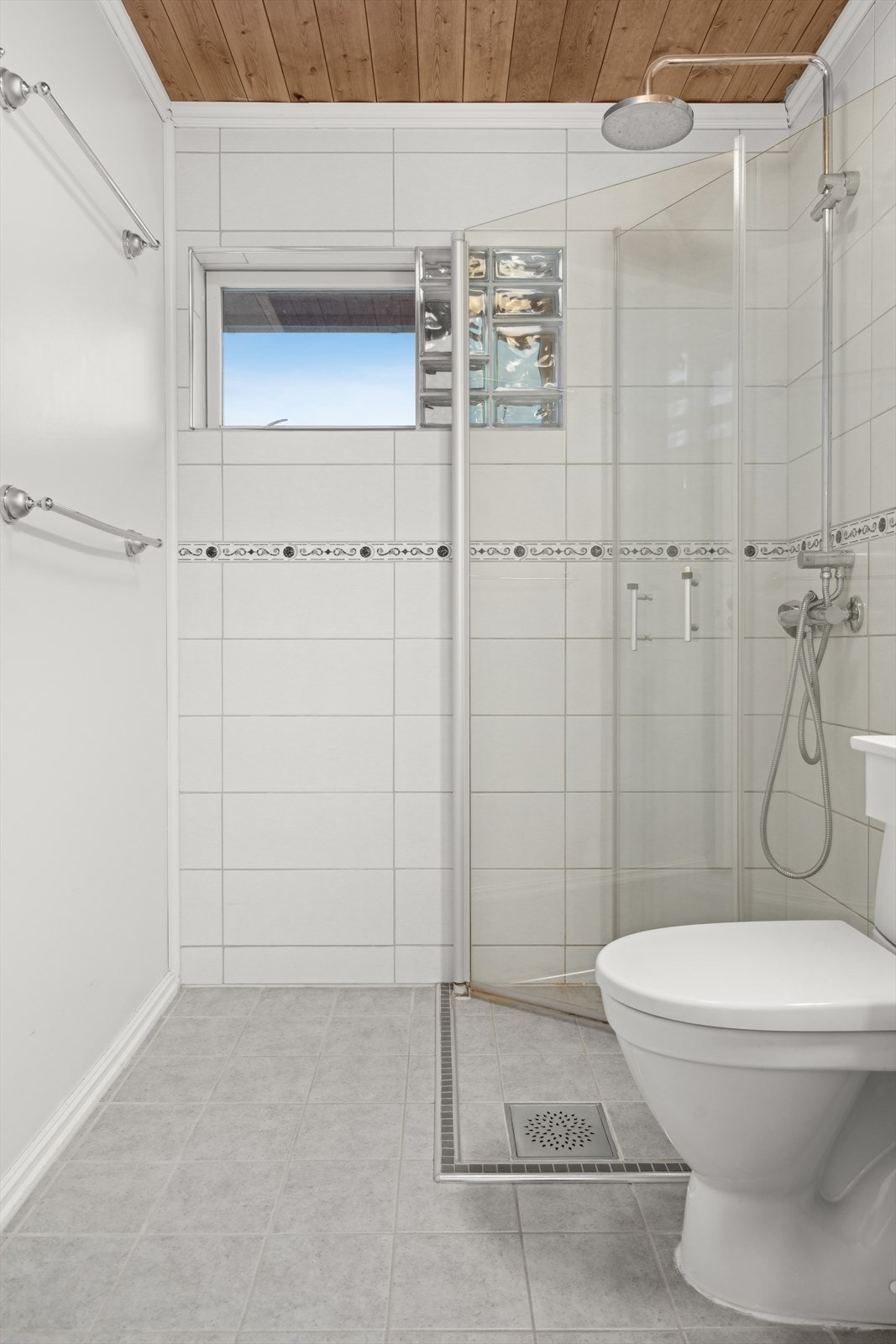 Bader er innredet med servant på skapinnredning, speilskap med lys, dusjhjørne med innfellbare gladdører og gulvmontert toalett. Galleribilde