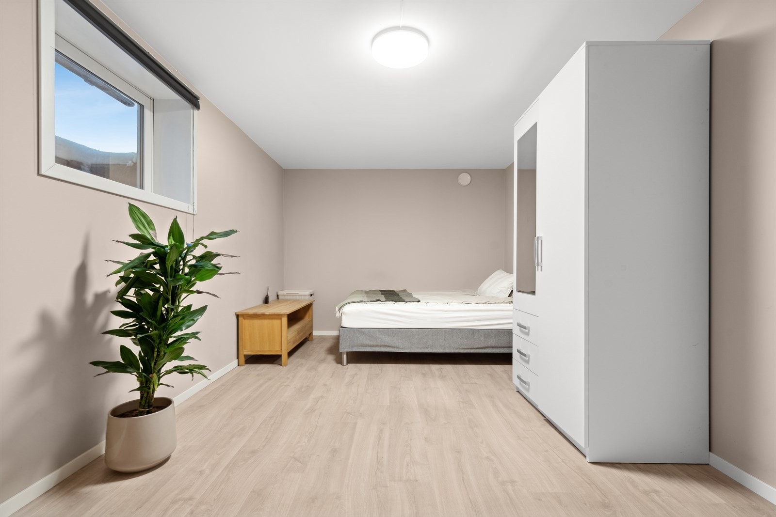 Det er to soverom/hybelrom i kjelleren med god plass til stor seng, nattbord og oppbevaringsmøblement som skap og/eller kommode. Galleribilde