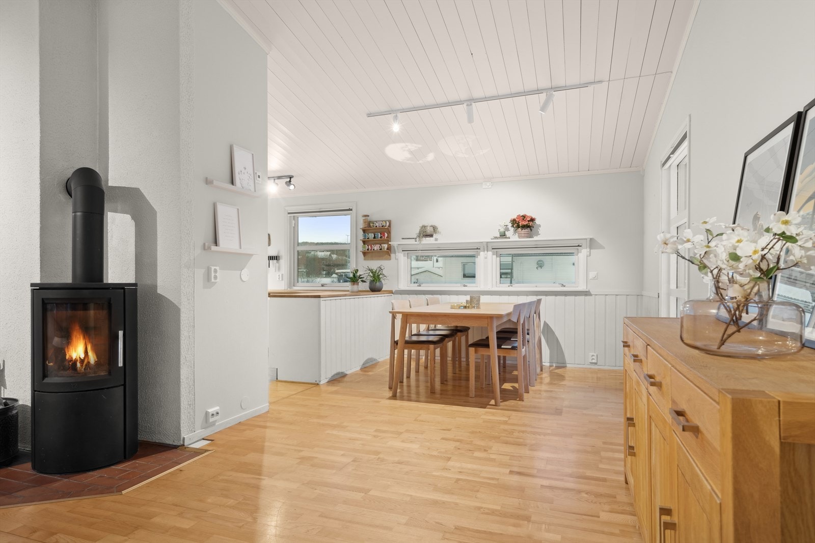 Stuen har koselig og moderne peisovn. Galleribilde