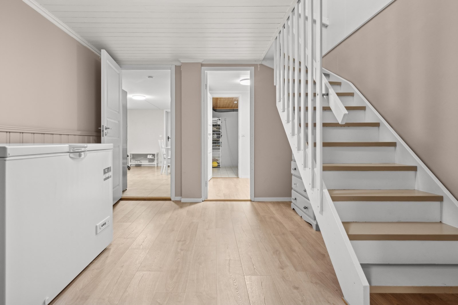 Trapperom i kjelleretasjen. Galleribilde