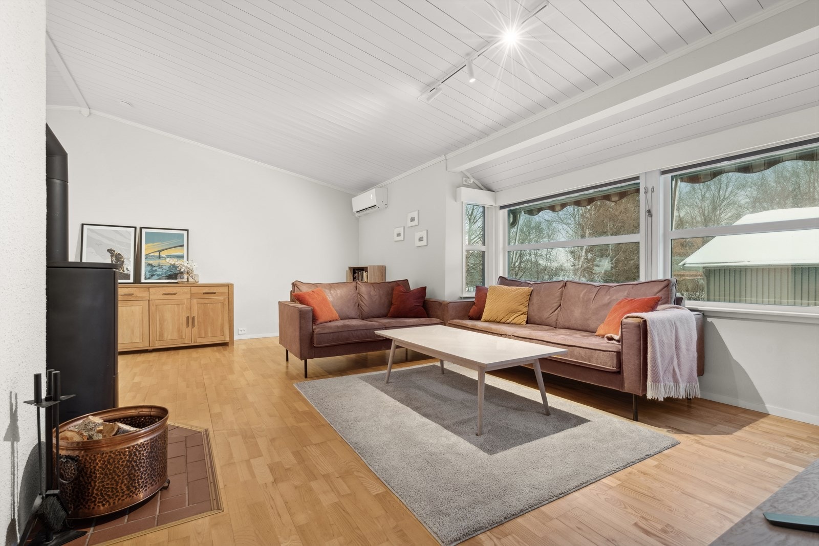 Stuen er romslig og har god takhøyde. Galleribilde