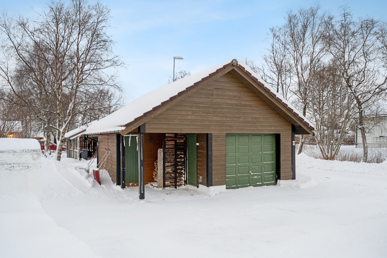 Frittliggende garasje med tilhørende bod og overbygd inngangsparti. Galleribilde