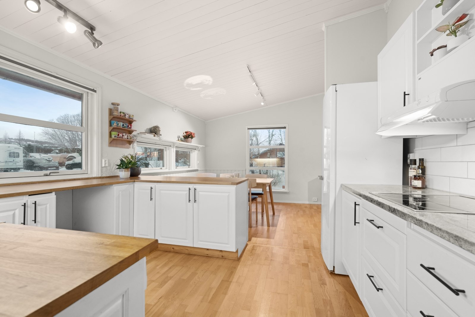 Innredningen har hvite, profilerte fronter, benkeplate i heltre og metrofliser over benken. Galleribilde