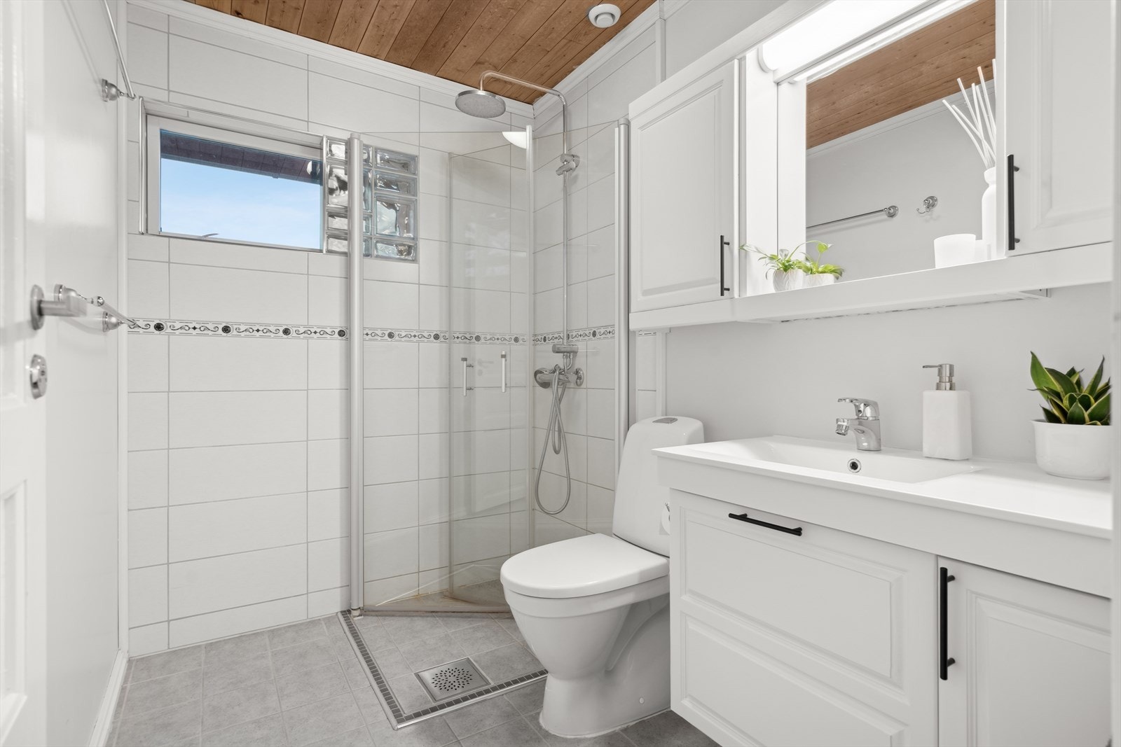 Flislagt baderom med varmekabler i gulvet. Galleribilde