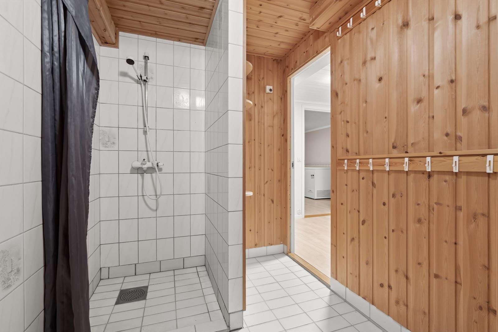 Badet i kjelleren har varmekabler i flislagt gulv. Badet er innredet med dusjhjørne og tilgang til badstu. Galleribilde