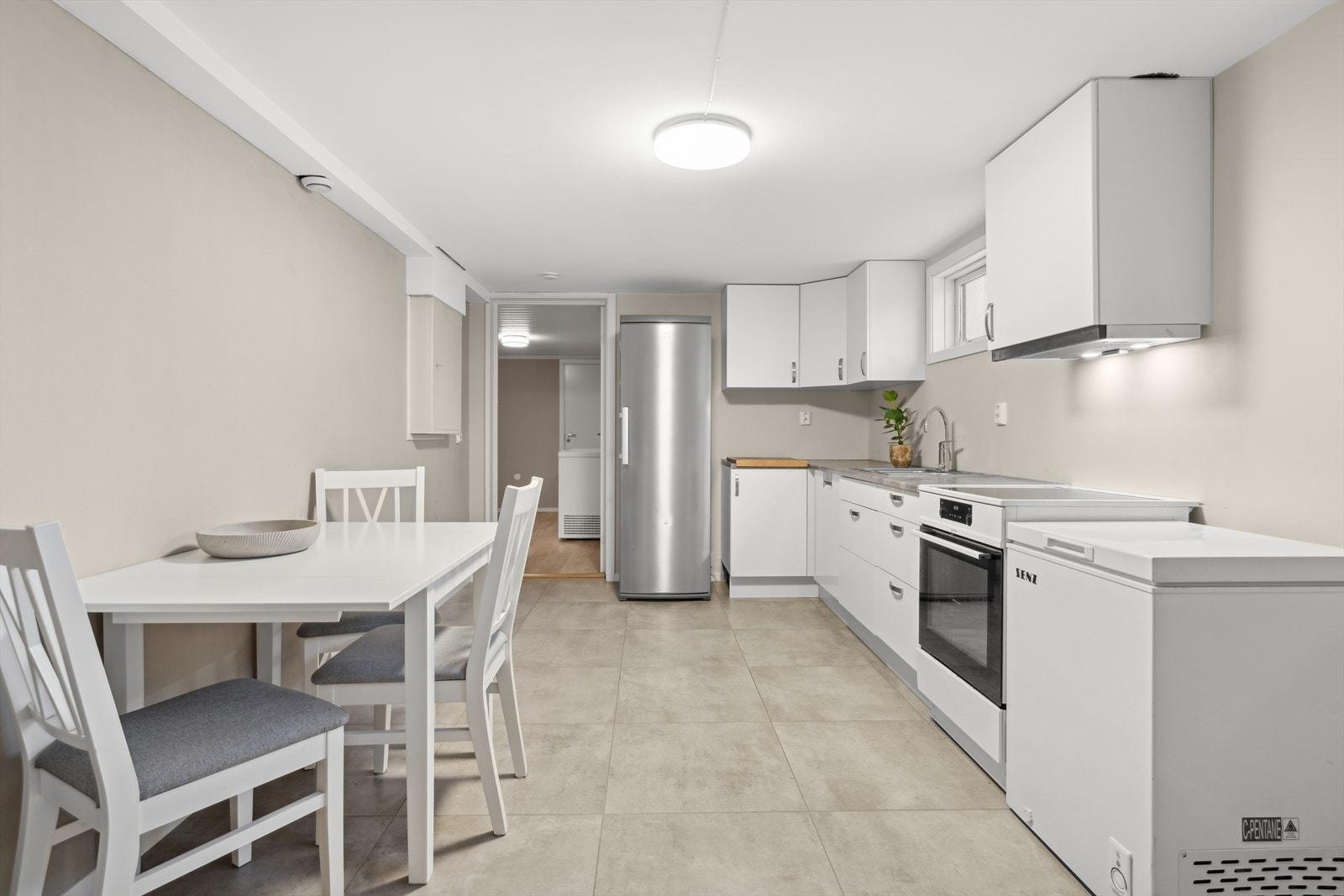 Romslig stue med god plass til sofagruppe, TV-møblement, spisebord og øvrig ønsket møblement. Galleribilde