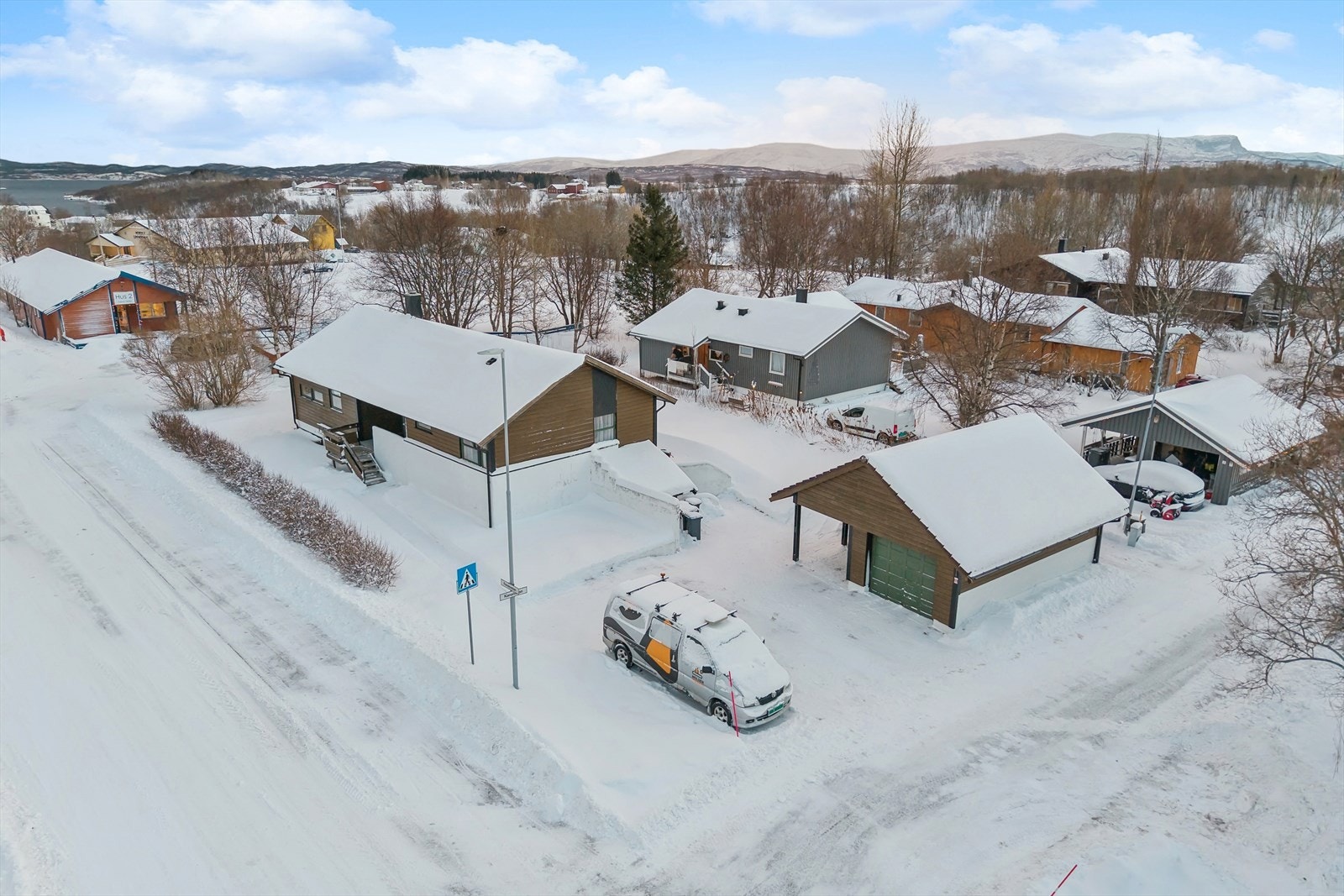 Eiendommen ligger i et etablert og meget barnevennlig boligområde på Bertnes. Galleribilde