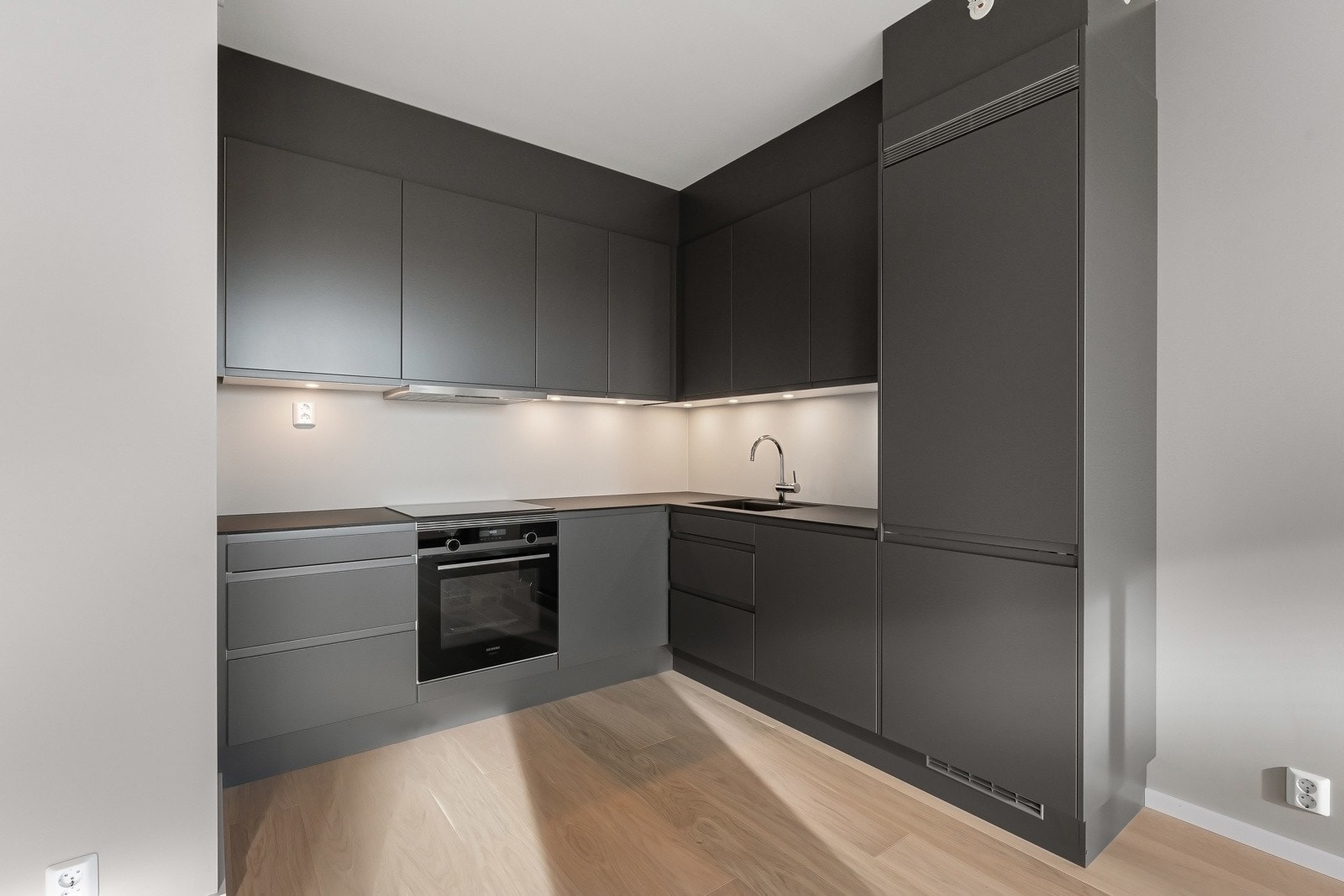 Kjøkkenet er utstyrt med komfyr og koketopp, kjøleskap og fryseskap og oppvaskmaskin, samt vannstoppsystem og komfyrvakt. Hvitevarer medfølger i handelen. Galleribilde