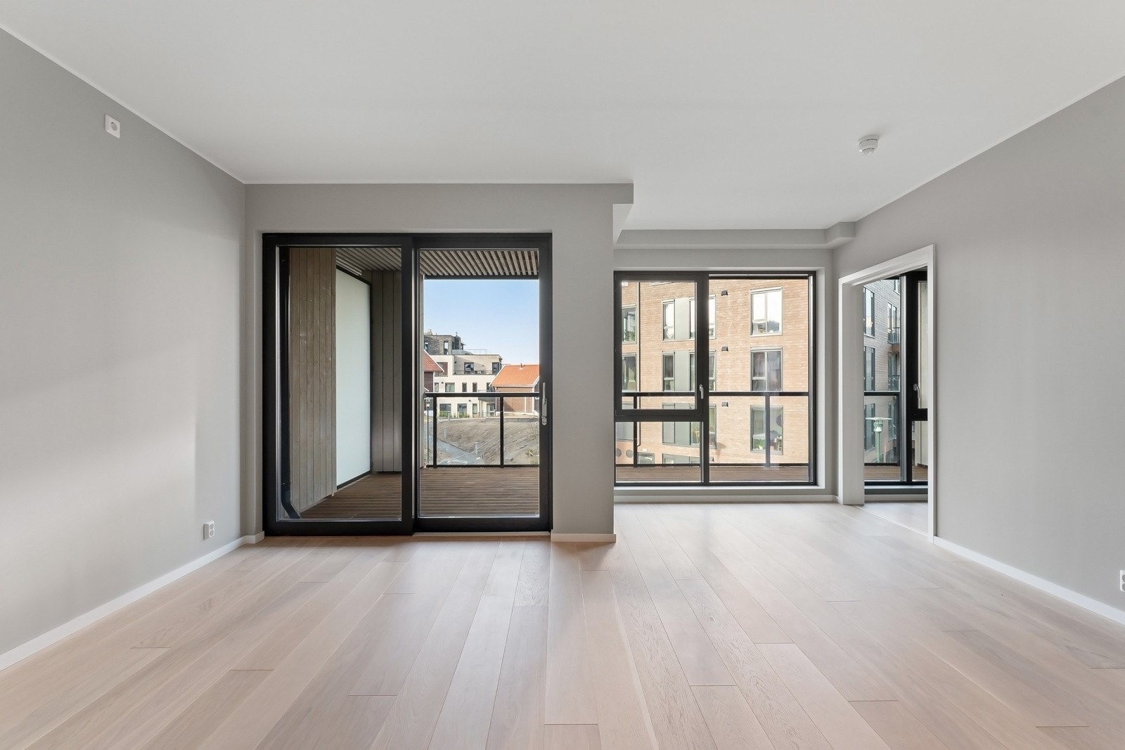 Store vindusflater slipper inn rikelig med naturlig lys og stuen oppleves som usjenert. Galleribilde