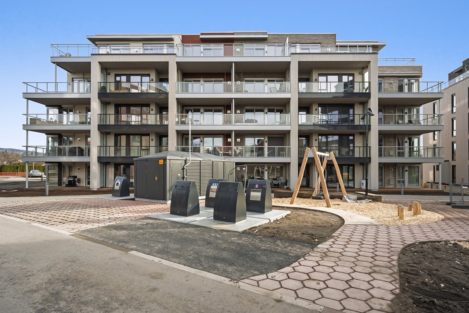 Her bor du tilbaketrukket i et rolig område, samtidig som du har kort vei til T-bane, buss, servicetilbud og flotte rekreasjonsområder. Galleribilde