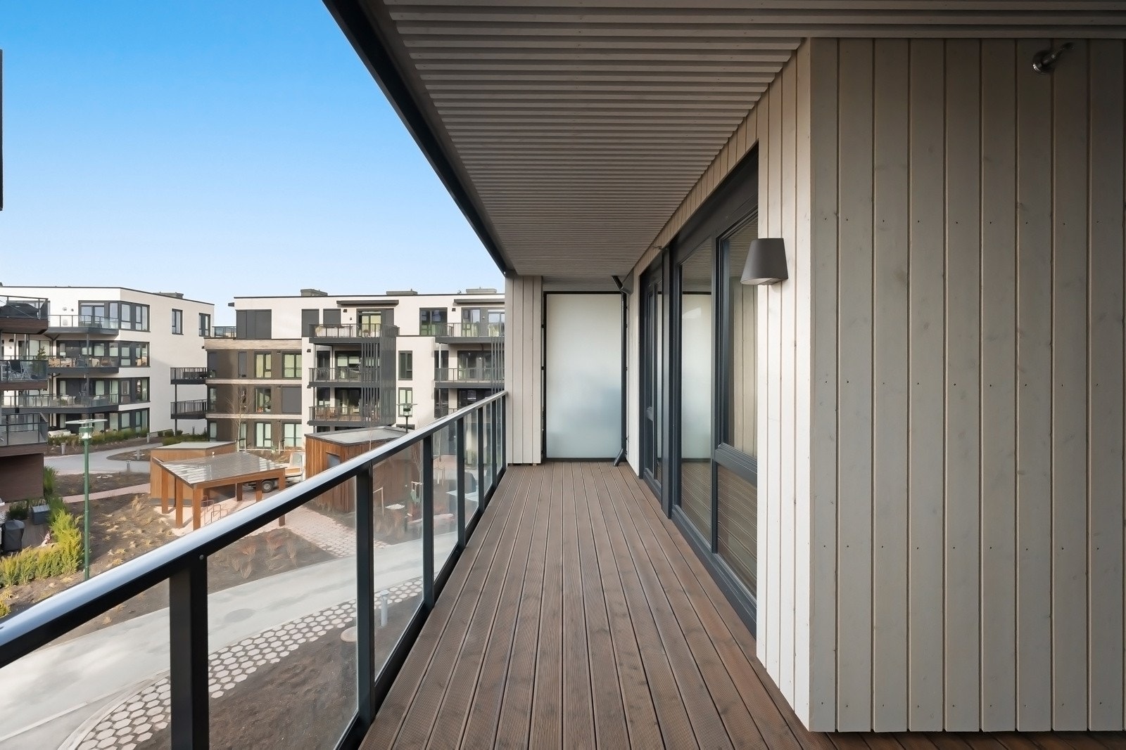 Her er det god plass til utemøbler, og balkongen blir en herlig forlengelse av stuen på varme sommerdager. Det er montert stikkontakt og utelys på balkongen. Galleribilde