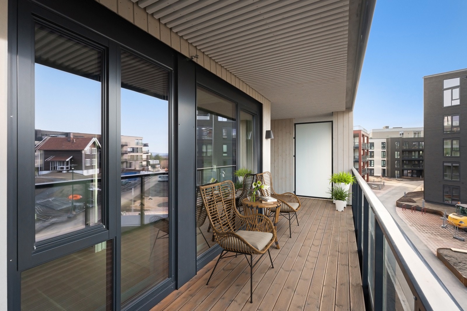 Fra stuen kan du tre direkte ut på en romslig overbygget balkong på 15 kvm. Bildet er virtuelt møblert. Galleribilde