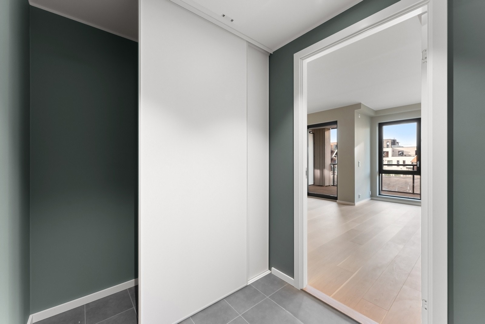 I entréen har du god plass til å henge fra deg yttertøyet i en stor skyedørsgarderobe. Galleribilde