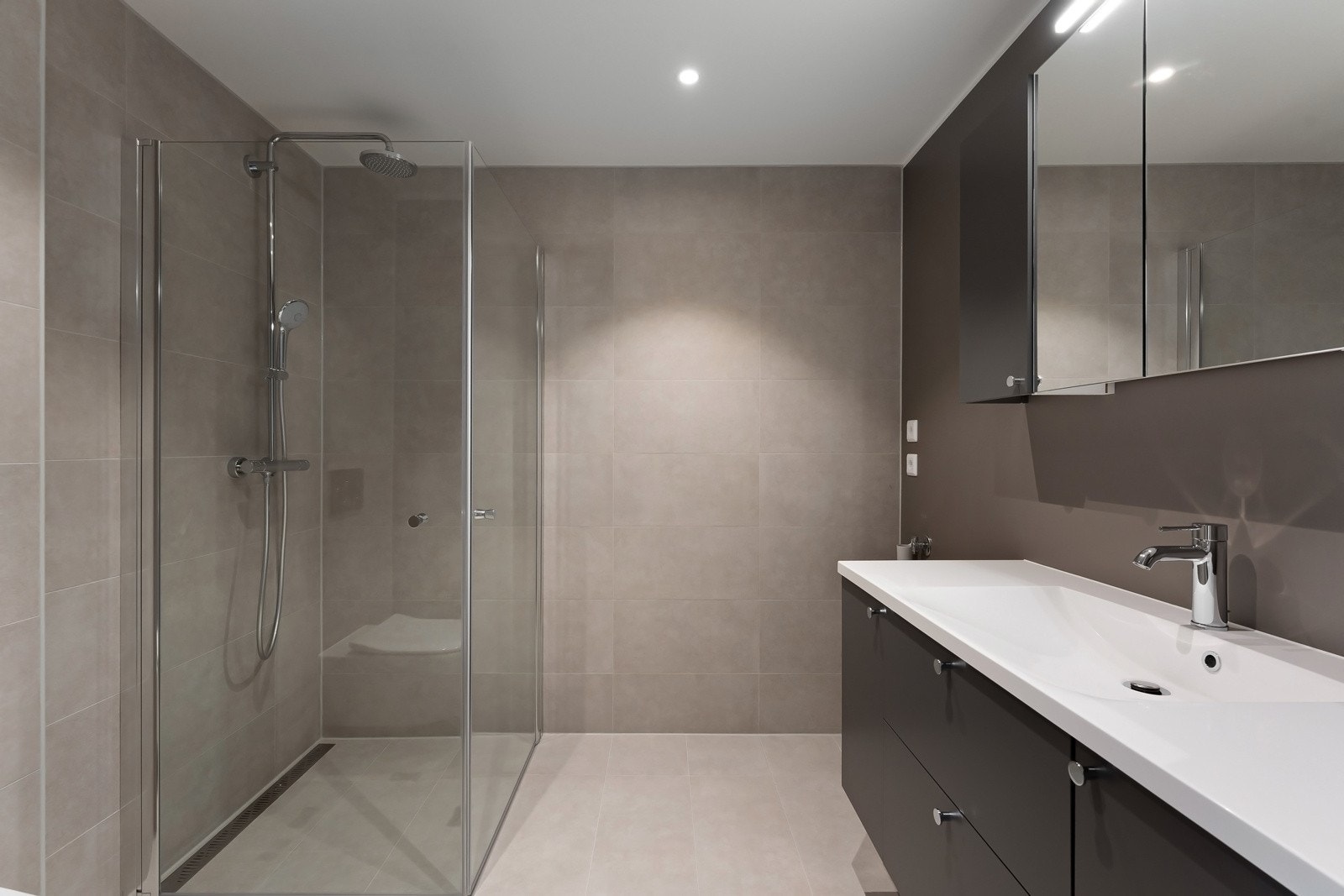 Boligen har et romslig og lekkert bad fra byggeåret, med flislagte vegger og gulv utstyrt med vannbåren varme. Galleribilde