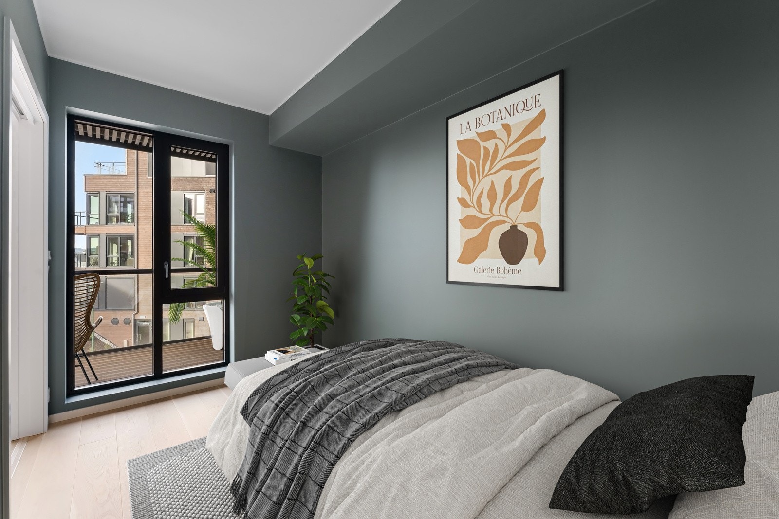 Boligen har et trivelig og lyst soverom. Med vinduer vendt mot rolig indre gårdsrom ligger forholdene til rette for en god natts søvn. Bildet er virtuelt møblert. Galleribilde