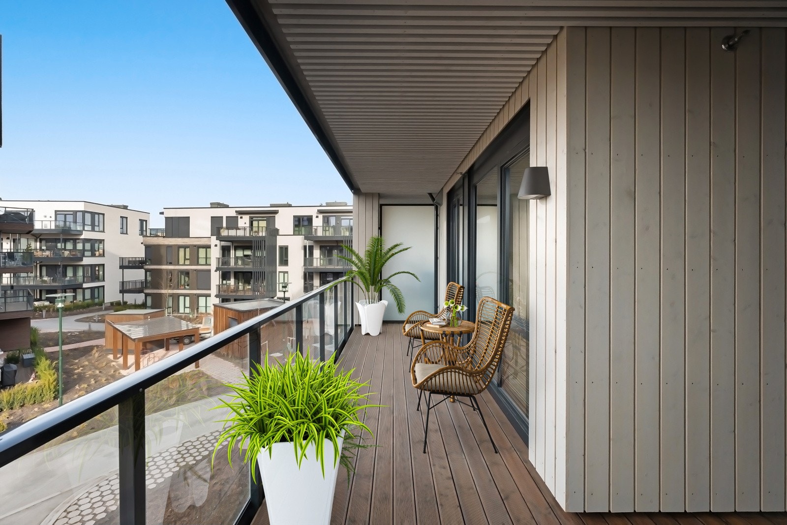 Velkommen til Ringshaugveien 9. Leiligheten har en gjennomtenkt planløsning med en stor, vestvendt balkong på hele 15 kvm. Bildet er virtuelt møblert. Galleribilde