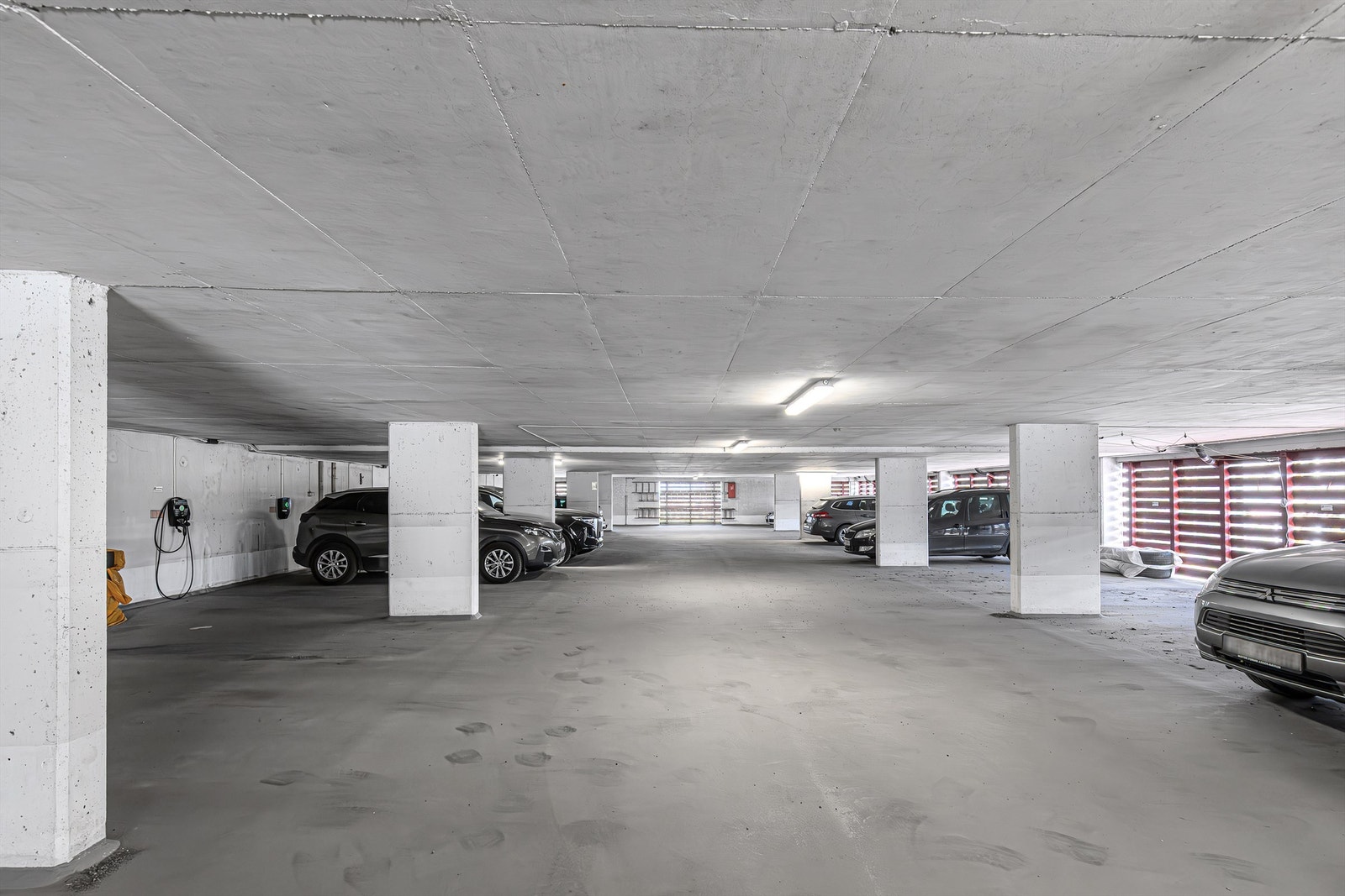 Felles garasjeanlegg for borettslaget. Det følger med en parkeringsplass med elbillader. Itillegg er det en fast parkeringsplass ute Galleribilde