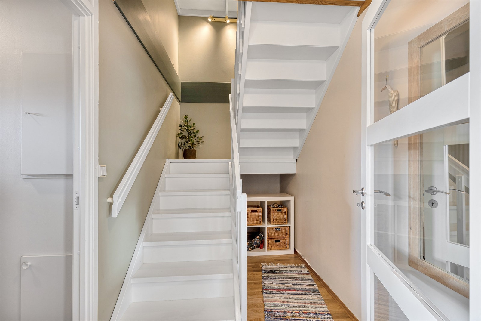 Praktisk lagringsplass under trappen Galleribilde