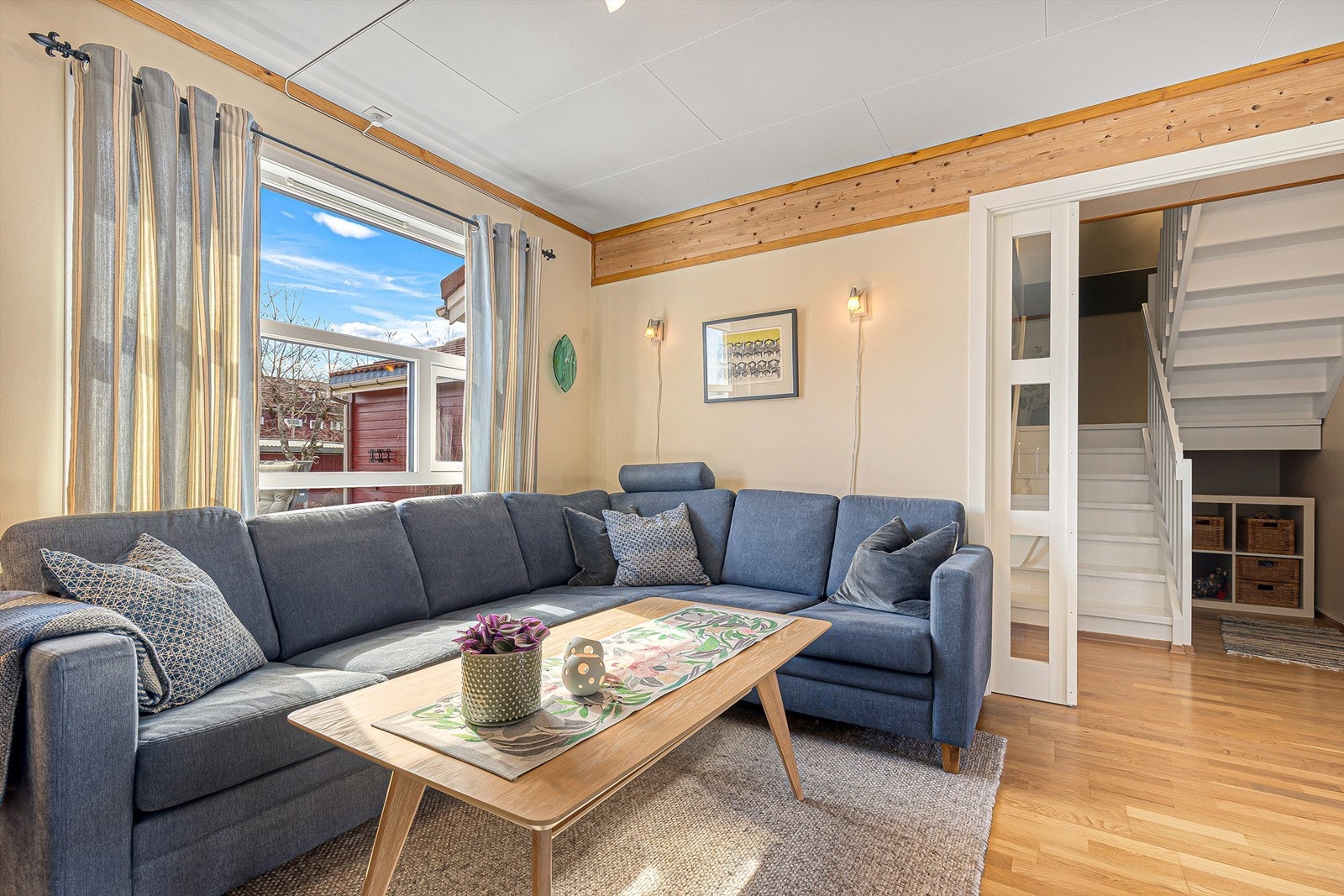 Velkommen inn til 1.etg. Her er det vindfang, gang, toalettrom med vask, stue og kjøkken Galleribilde