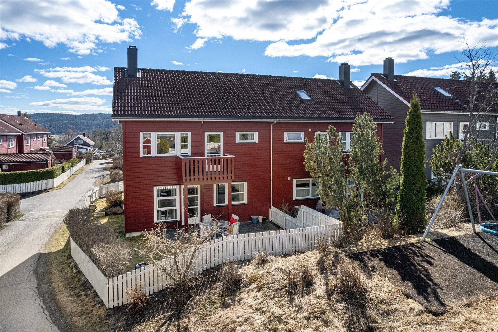 Boligen ligger i et meget barnevennlig område med flere lekeplasser i nærområdet. Det er kort vei til Benterud barneskole eller Steinerskolen på Vallerudtoppen Galleribilde