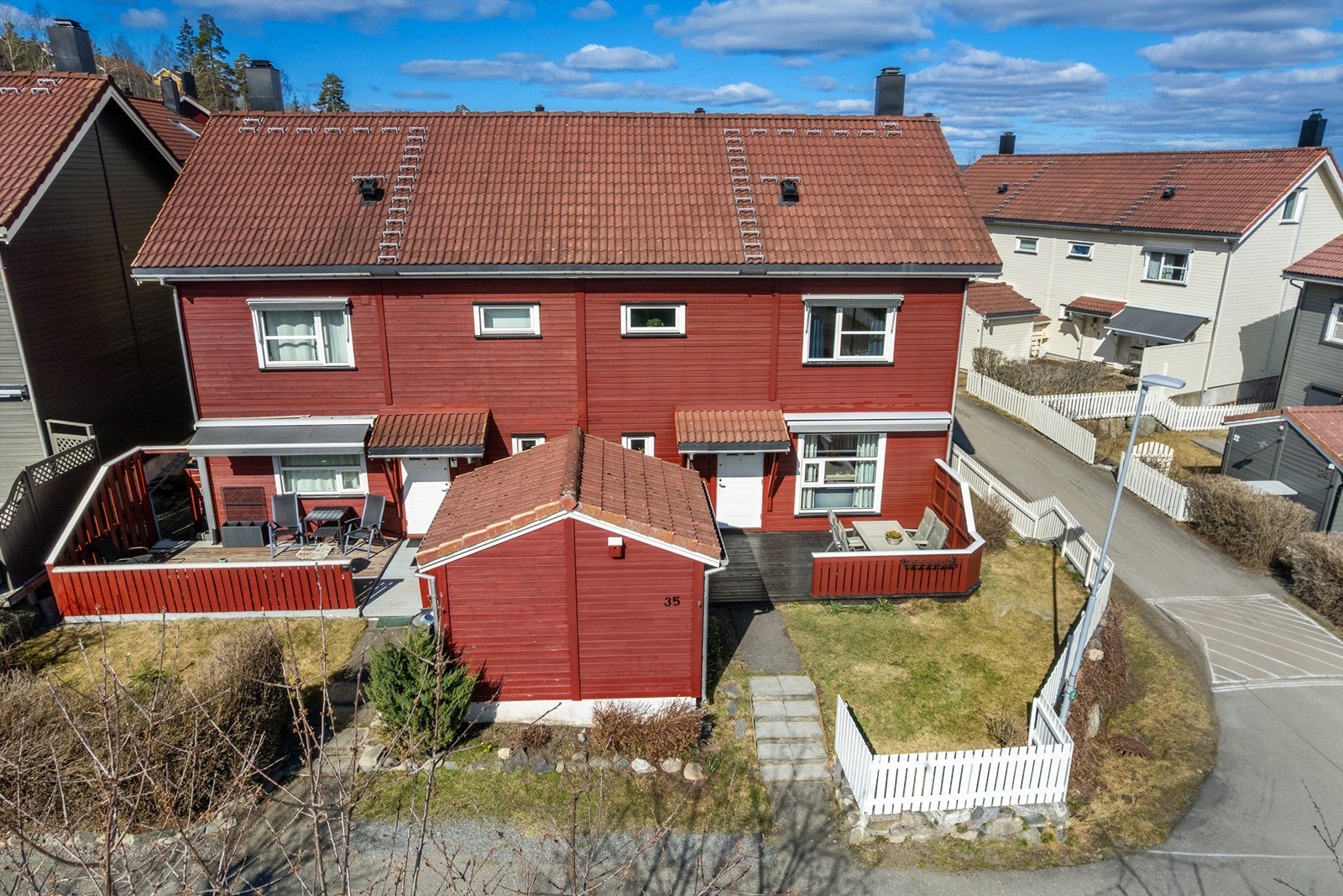 Borettslaget sørger for godt vedlikehold av fasader. Det er nyere vinduer og balkongdører i boligen Galleribilde