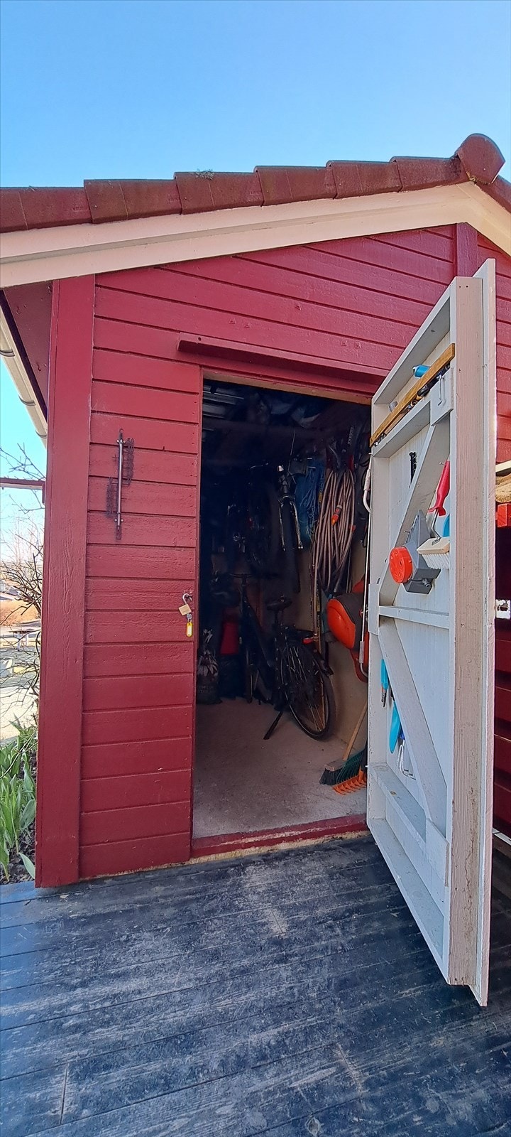 Praktisk utebod på 5 kvm ved inngangen til boligen Galleribilde