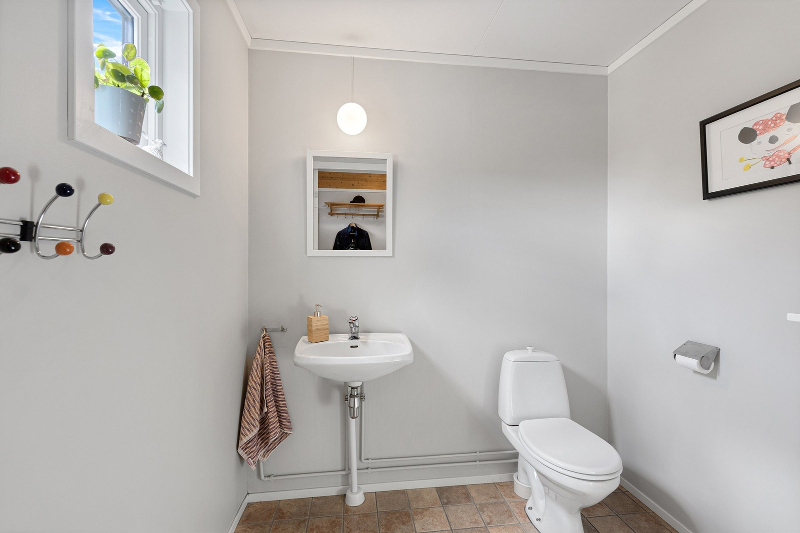 Boligen har separat toalettrom i 1.etg Galleribilde