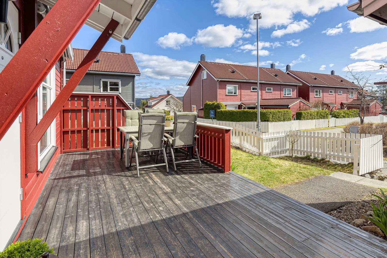 Boligen har en skjermet god beliggenhet uten biltrafikk, kun stikkveier for gående. Et eldorado for barna! Galleribilde