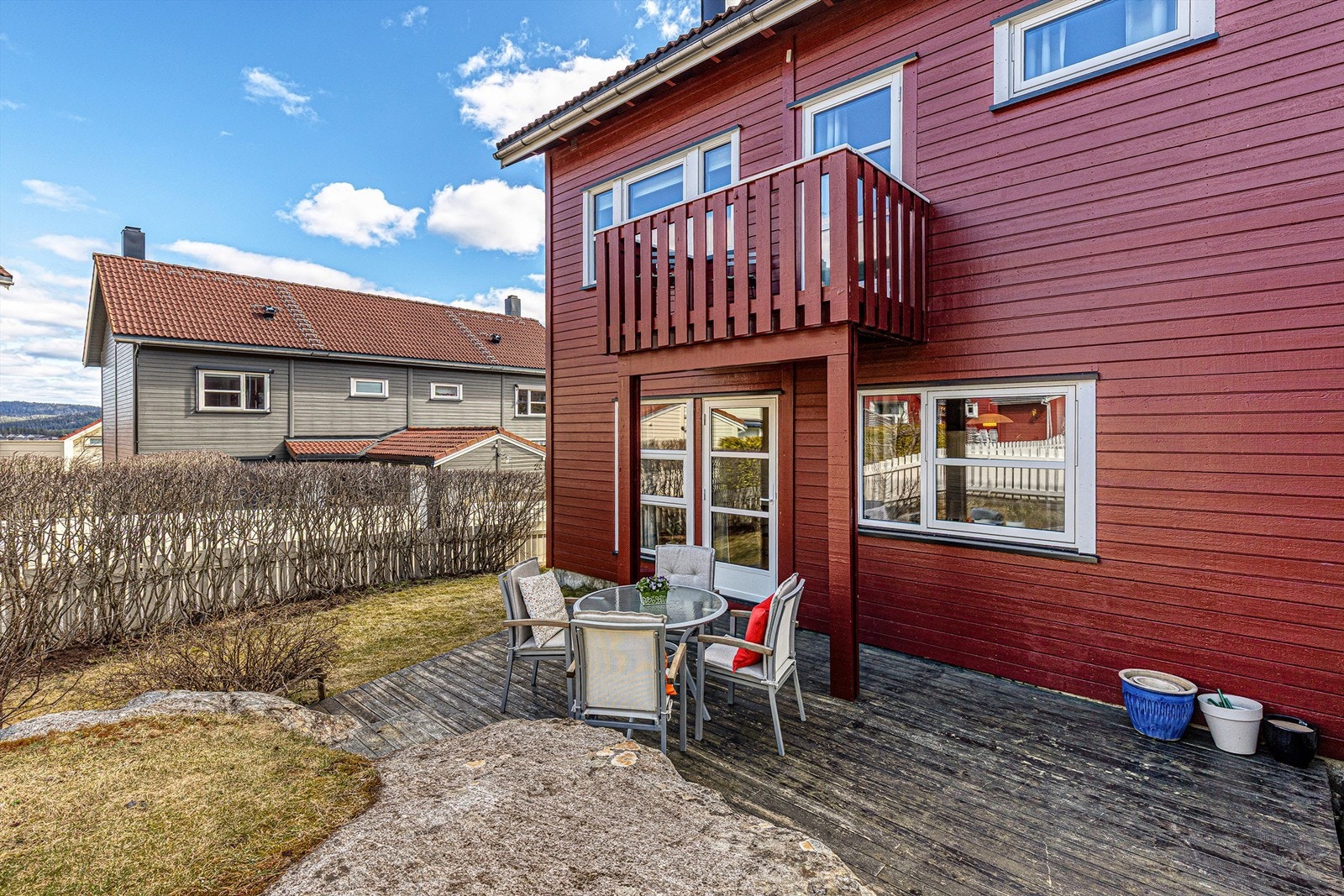 Hekk og gjerde rundt hagen skjermer godt om sommeren Galleribilde