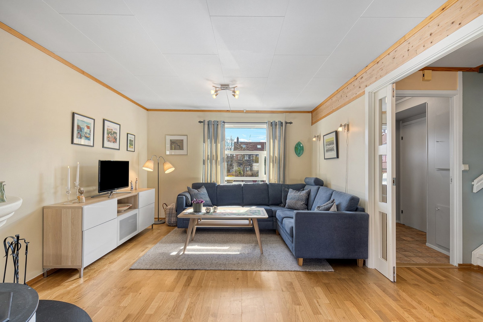 Romslig stue med gode møbleringsmuligheter og naturlig lysinnslipp fra store vindusflater Galleribilde