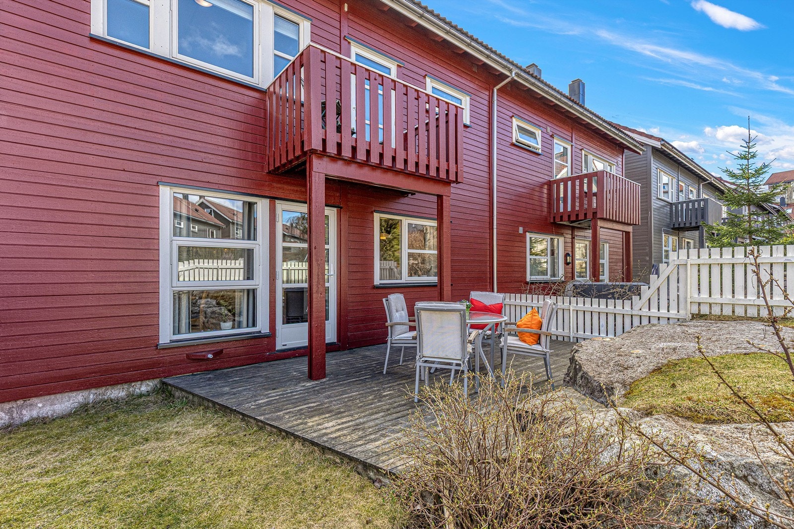 Terrasse og hage også på baksiden av boligen. Her gror det godt med flere bærbusker og annen beplanting Galleribilde