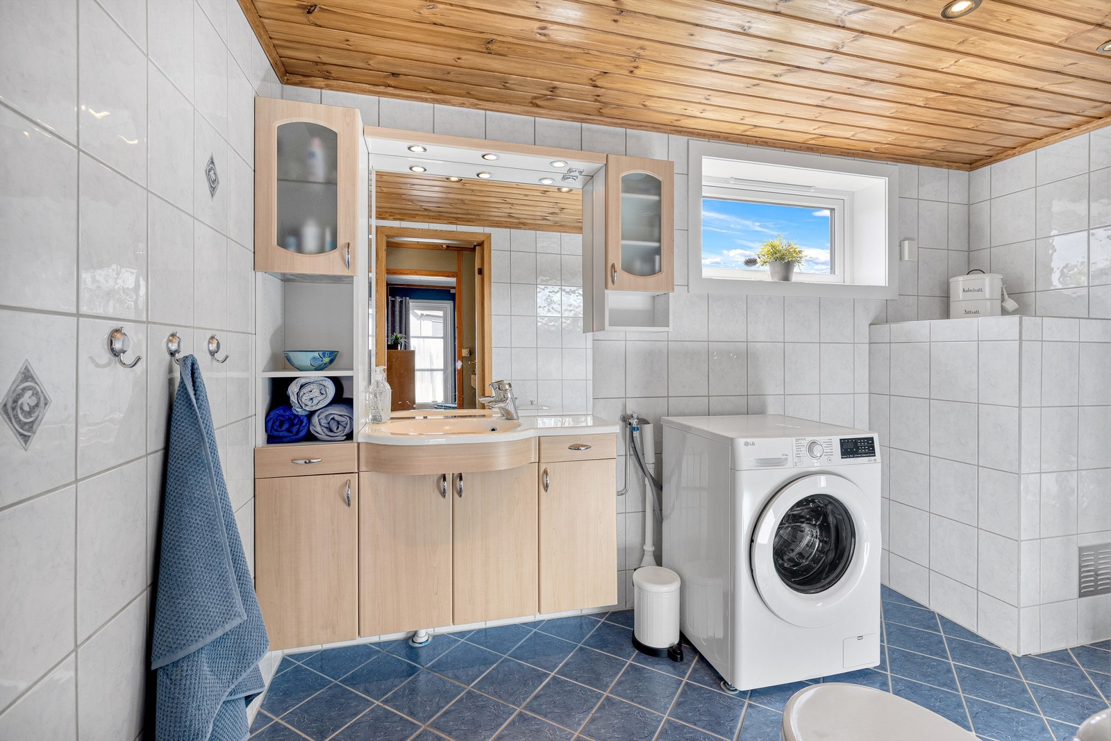 Flislagt bad med varmekabler i gulv. Innebygget varmtvannsbereder til høyre i bildet. Downlights i tak Galleribilde