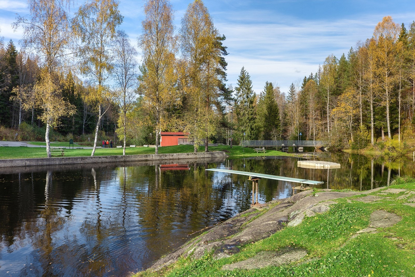 Mønevann badeplass er en yndet sted for hele familen for bading og hygge. Galleribilde