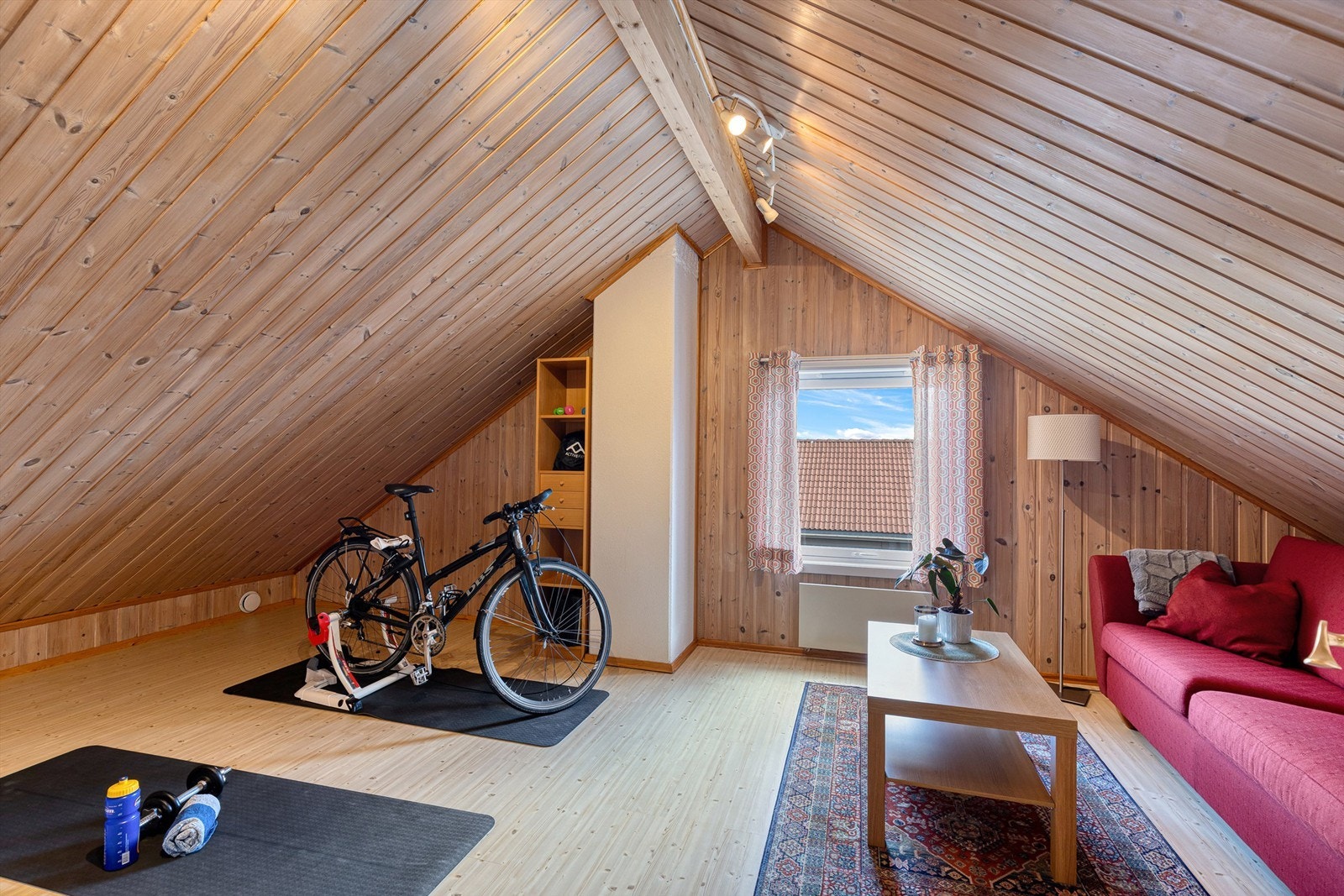 Loftet er innredet med stue/soverom og trapperom Galleribilde