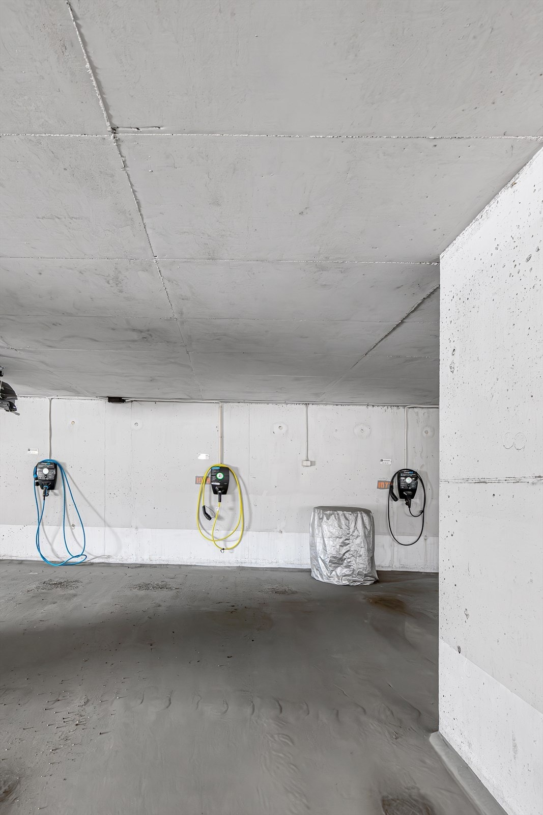 Det medfølger garasjeplass med Elbillader. I tillegg følger det en plass ute. Galleribilde