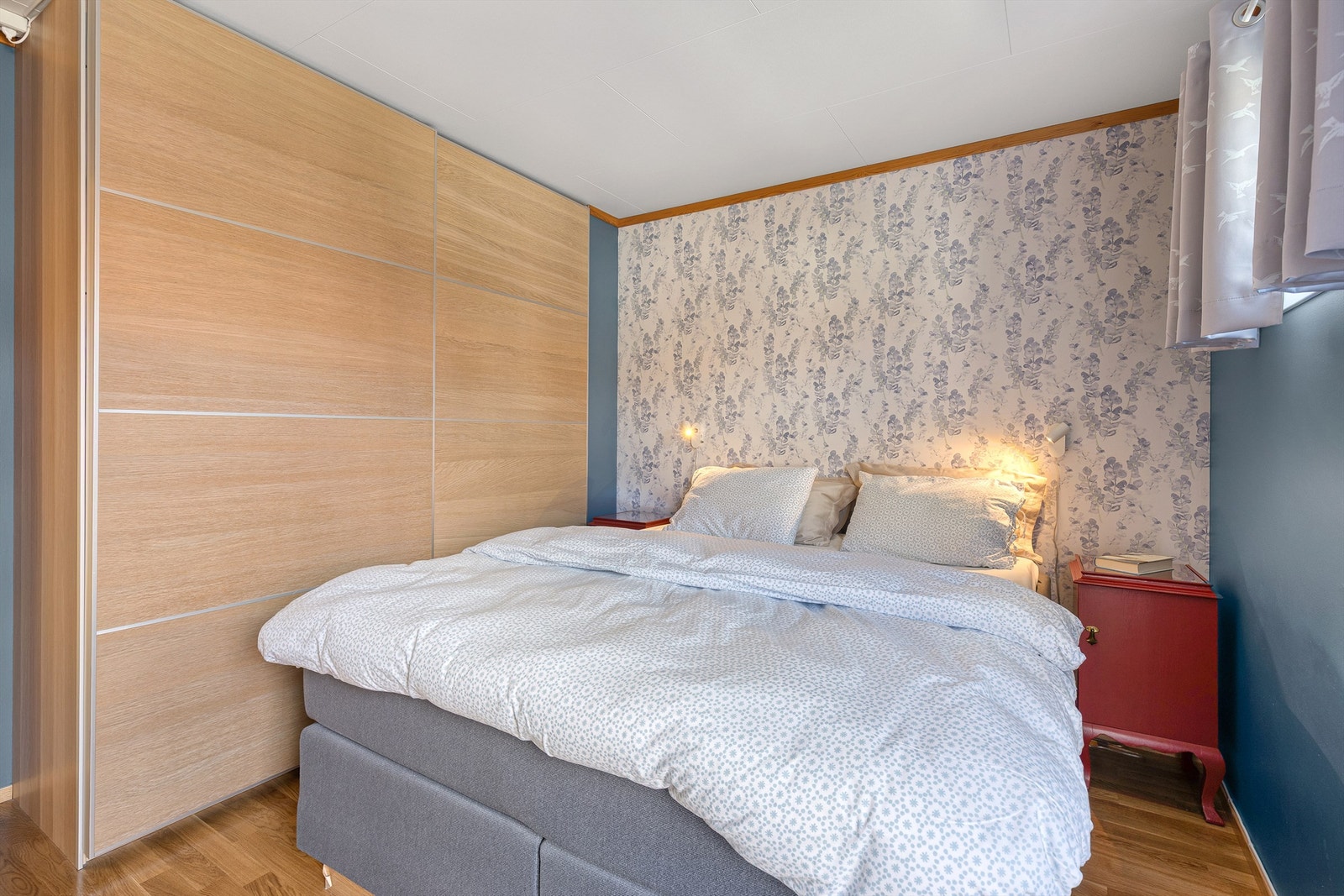 Soverom 3 har montert skyvedørsgarderobe som gir godt med lagringsplass Galleribilde